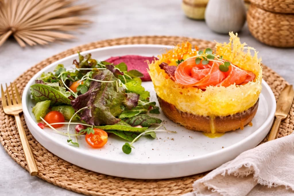 Eggs Benedict with smoked salmon